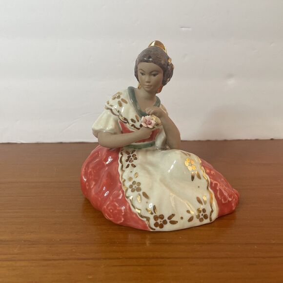 Vintage 1960 Arman Fallera Spanish Lady Porcelain Made in Spain Figurine 4.5 x 5 - Picture 1 of 8